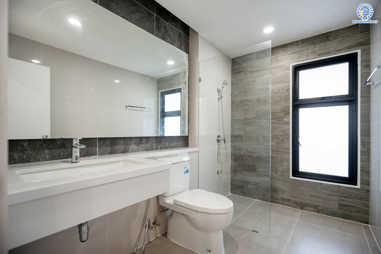 บ้านมือสองตกแต่งใหม่ ดีไซน์สวย โครงการ ลาดพร้าว130 ลาดพร้าว หลังใหญ่ถึง 154 ตร.ว. ฟังก์ชัน 4 ห้องนอน 5 ห้องน้ำ 1 ห้องแม่บ้าน จอดรถได้ 2 คัน พื้นที่ใช้สอยกว่า 589 ตร.ม. รองรับทุกกิจกรรม บนทำเลเชื่อมต่อหลายเส้นทาง อาทิ ถนนรัชดาภิเษก, ถนนเสรีไทย, ถนนรามคำแหง ใกล้จุดขึ้นทางด่วน "ฉลองรัช" ใกล้รถไฟฟ้าสายสีเหลือง "สถานีลาดพร้าว101" และรถไฟฟ้าสายสีส้ม "หัวหมาก"